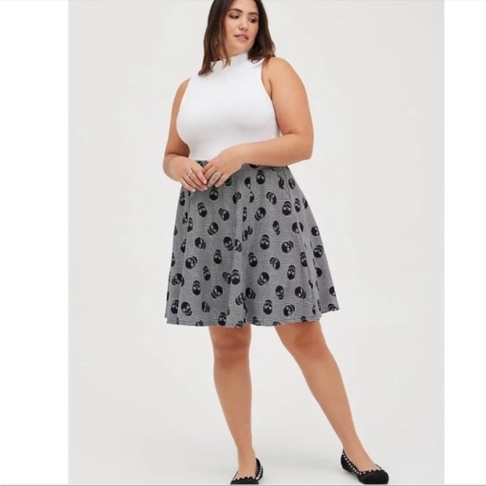 Torrid Skater Skirt Black White Skull Plaid Pockets Stretch 15951173 Size 6